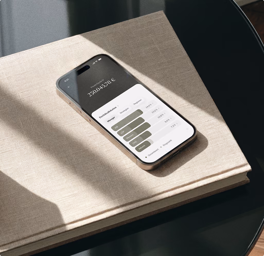 Smartphone auf Kissen zeigt Finanz-App mit Portfoliowert und Wertpapierverwaltung an