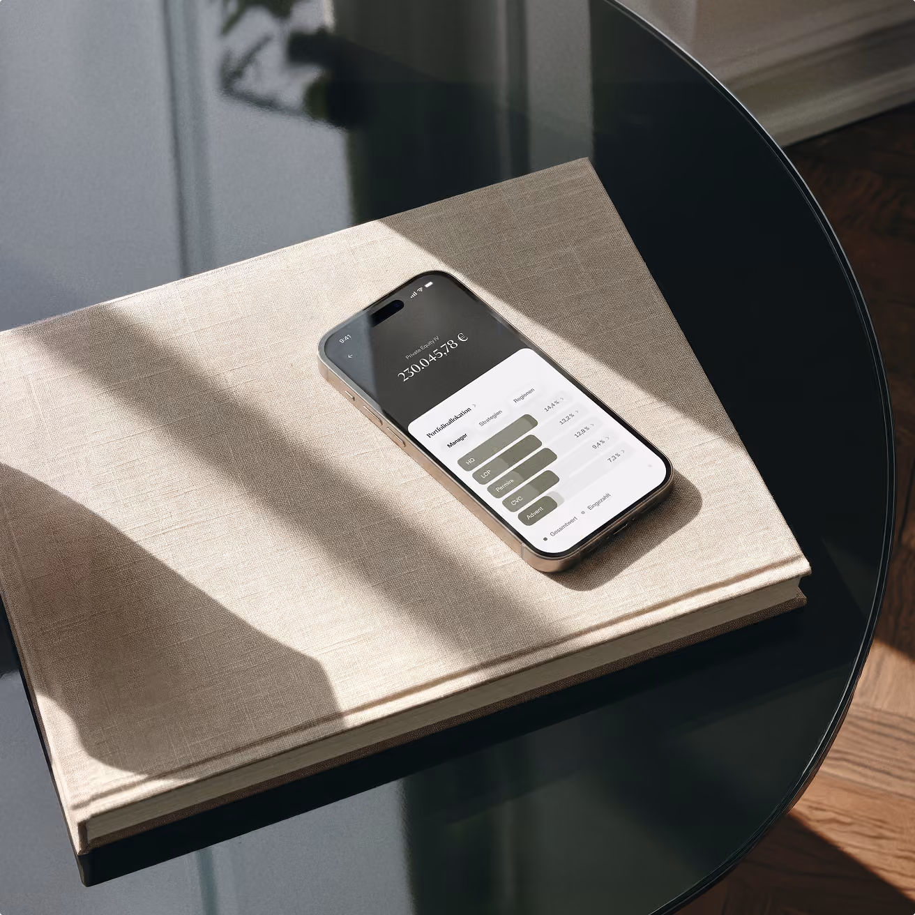 Smartphone auf hellem Tablett mit Finanz-App-Anzeige und Sonnenschatten