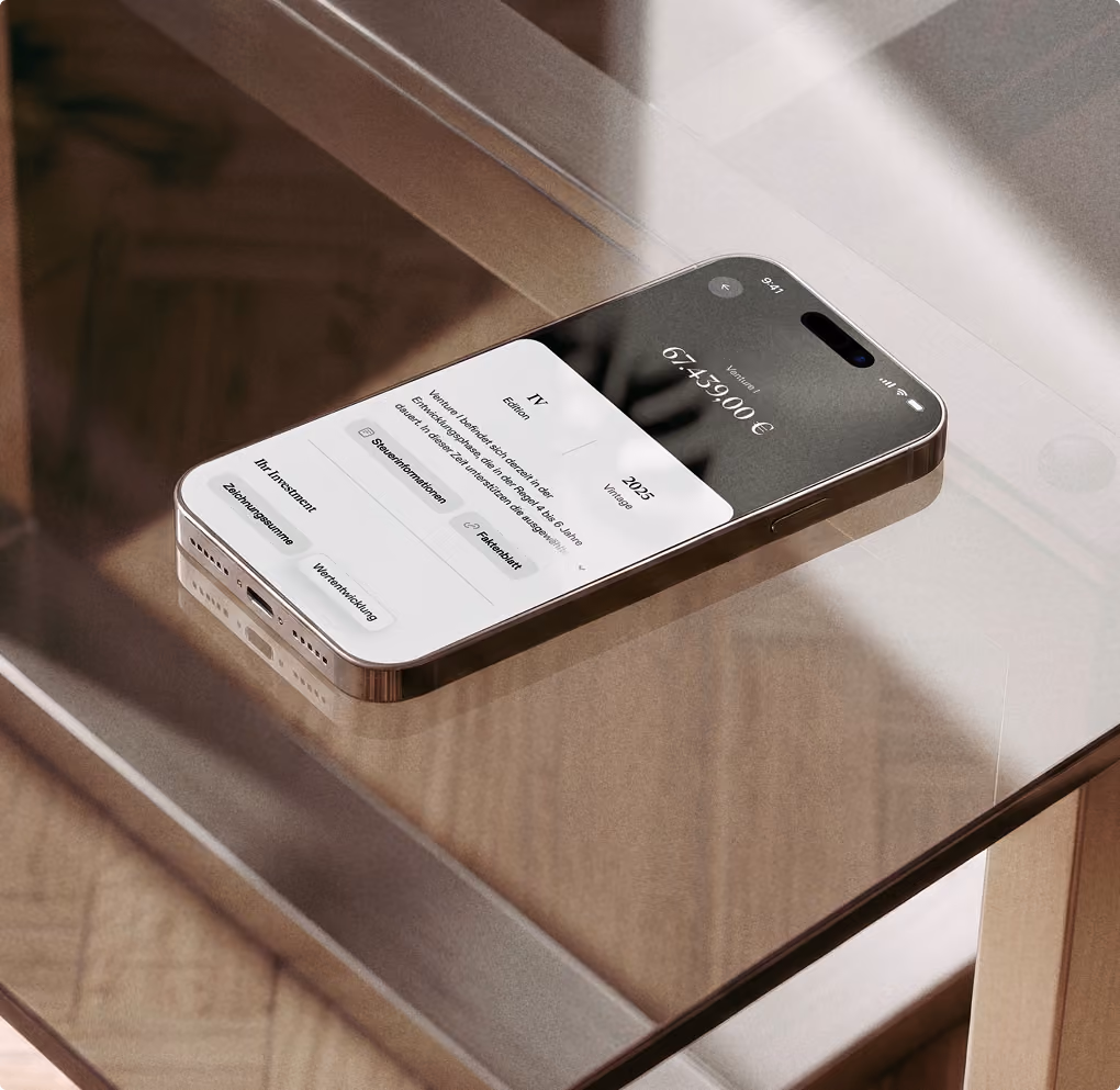 Smartphone mit geteiltem Bildschirm zeigt Einstellungsmenü und Preisangebot auf Holztisch