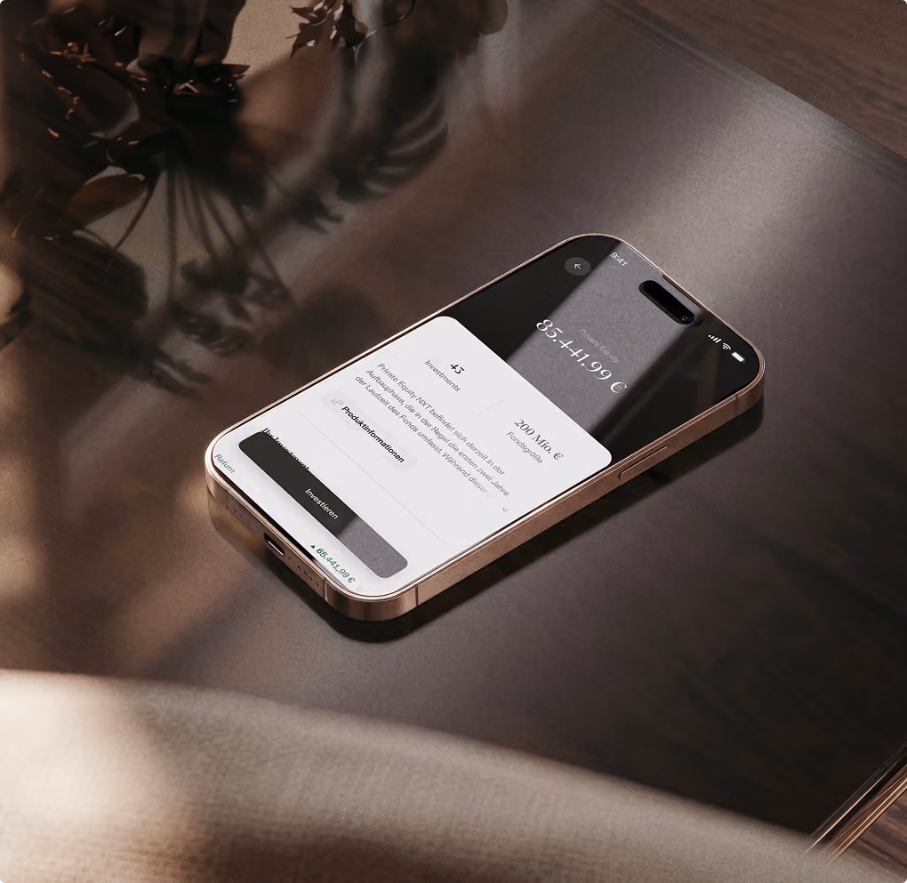 Goldenes Smartphone zeigt Produktseite mit Preis und Beschreibung auf Display