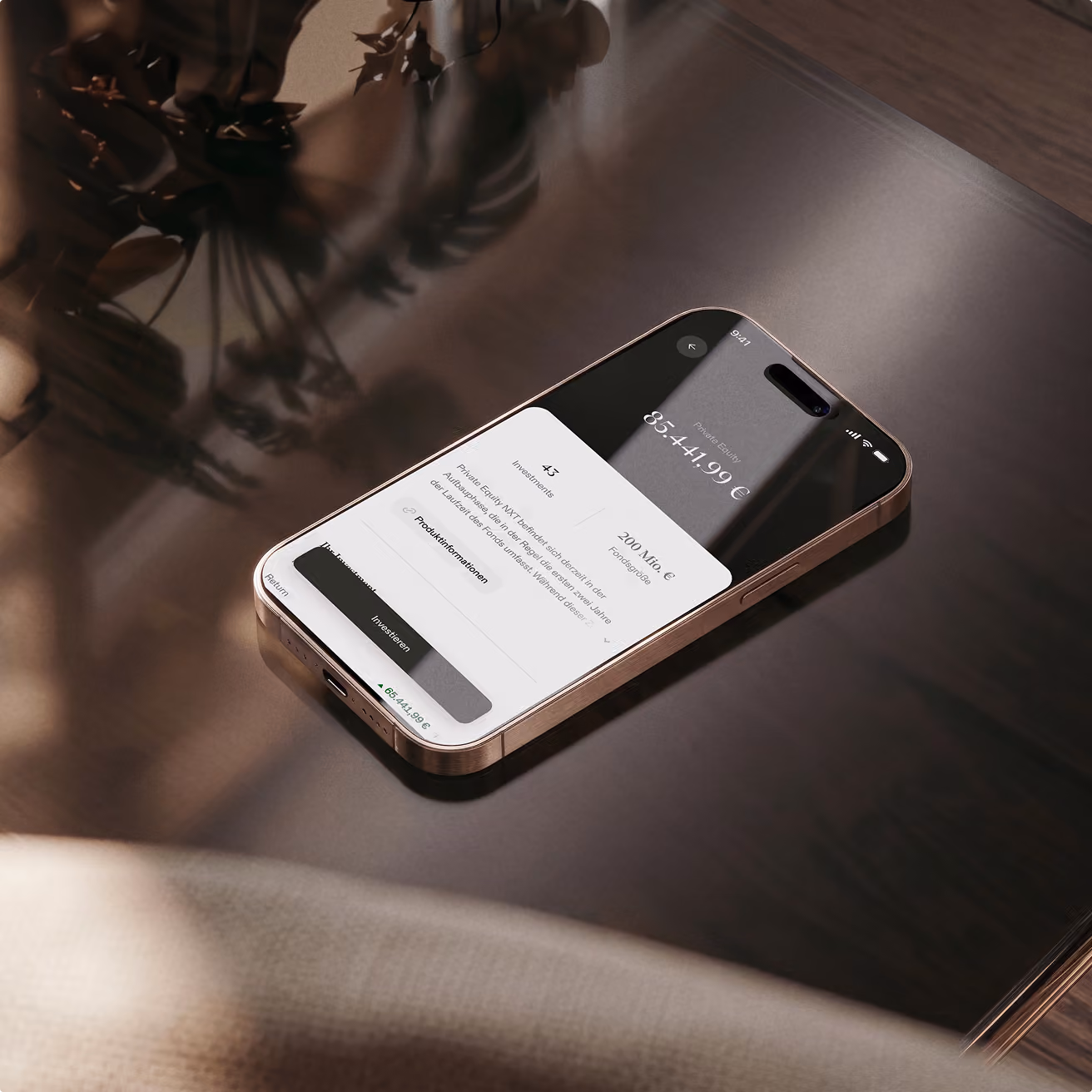 Smartphone mit Wetter-App und Temperaturanzeige auf Holztisch mit Pflanzenschatten