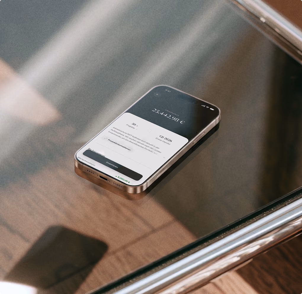 Silbernes iPhone mit schwarzem und weißem Bildschirm auf Holztisch