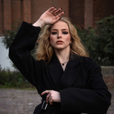 Théa Louvel