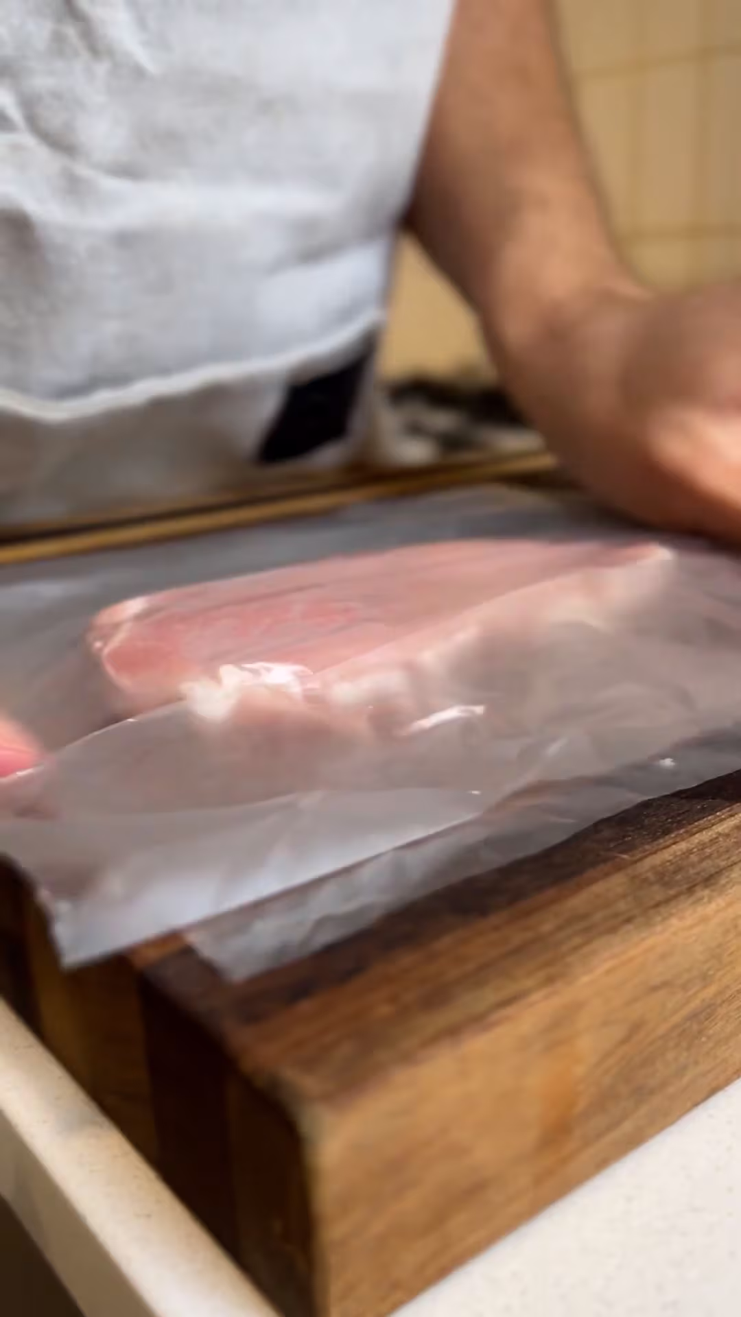 aplastar el carre de cerdo para hacer la milanesa