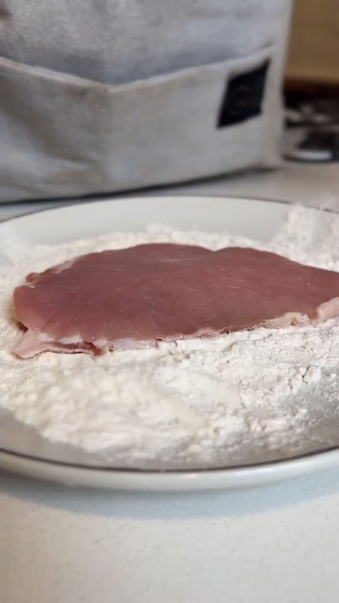 enharinar el bife de cerdo
