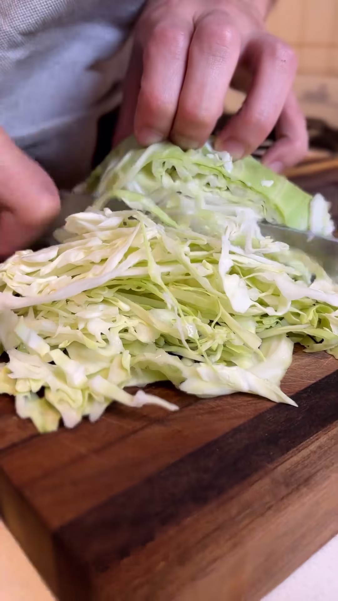 cortar el repollo blanco en tiras finas para servir el plato de pork tonkatsu