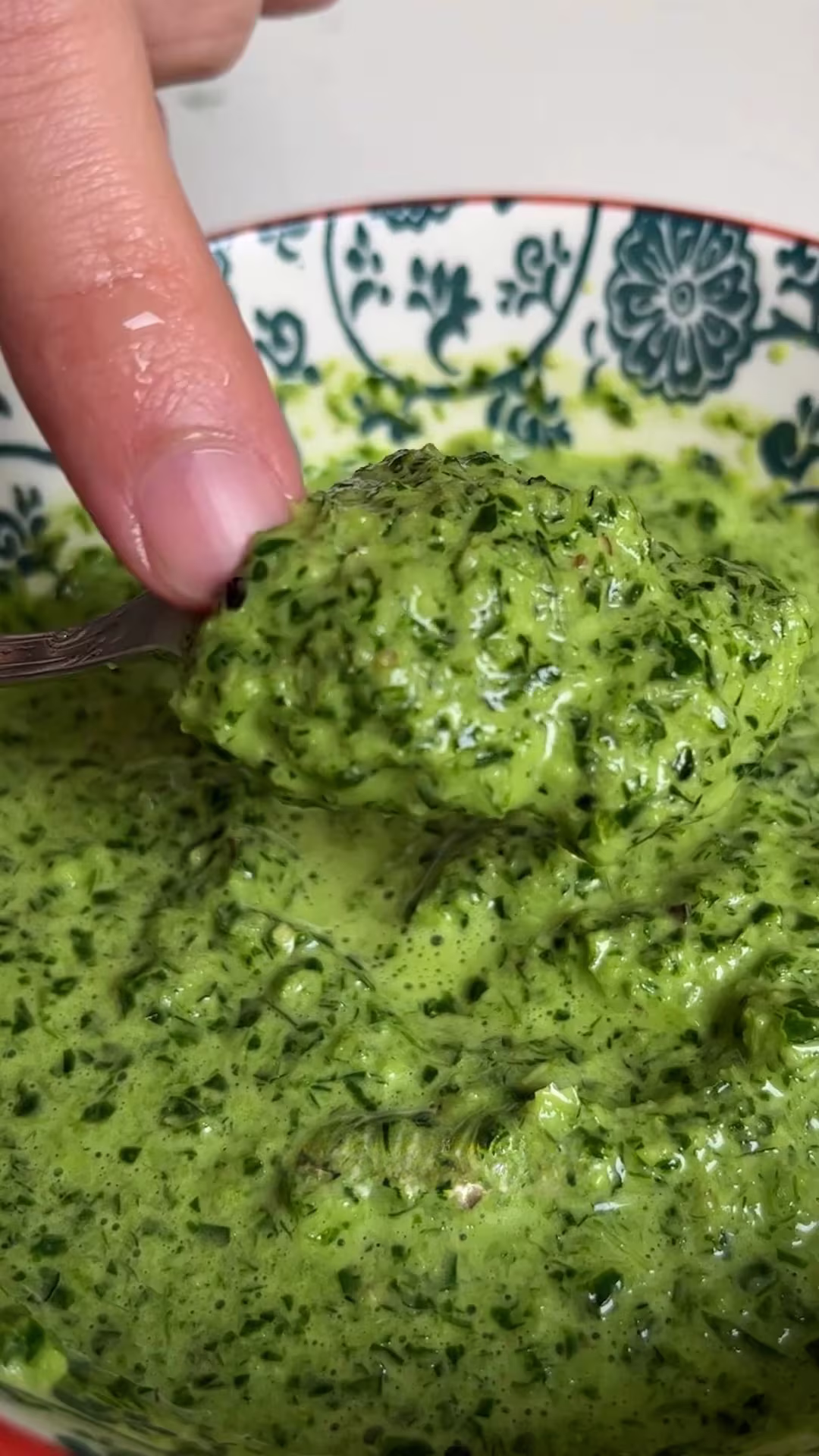 salsa verde de perejil, ajo y aceite lista para comer con tacos de carne mexicanos