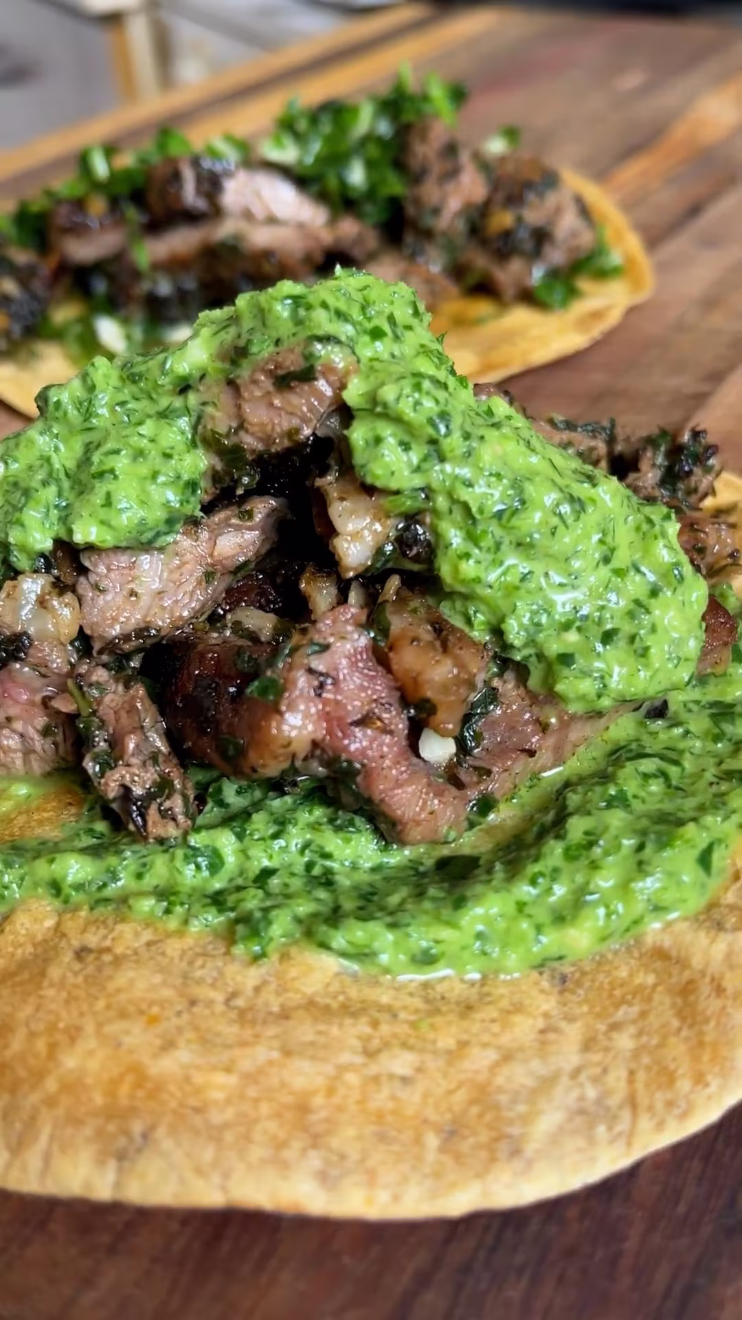 Tacos mexicanos de carne con salsa de perejil, ajo y aceite