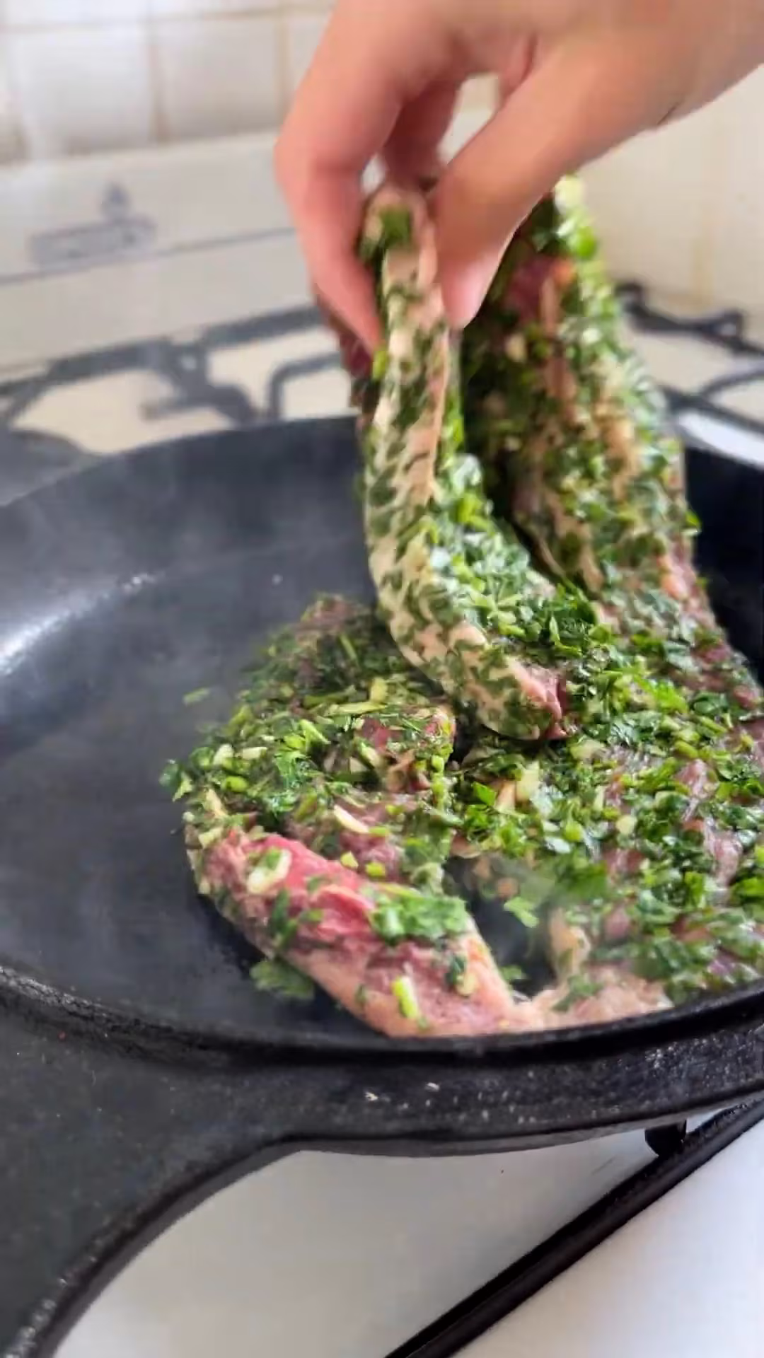 cocinar el bife de carne hasta que se dore para luego preparar tacos de carne mexicanos