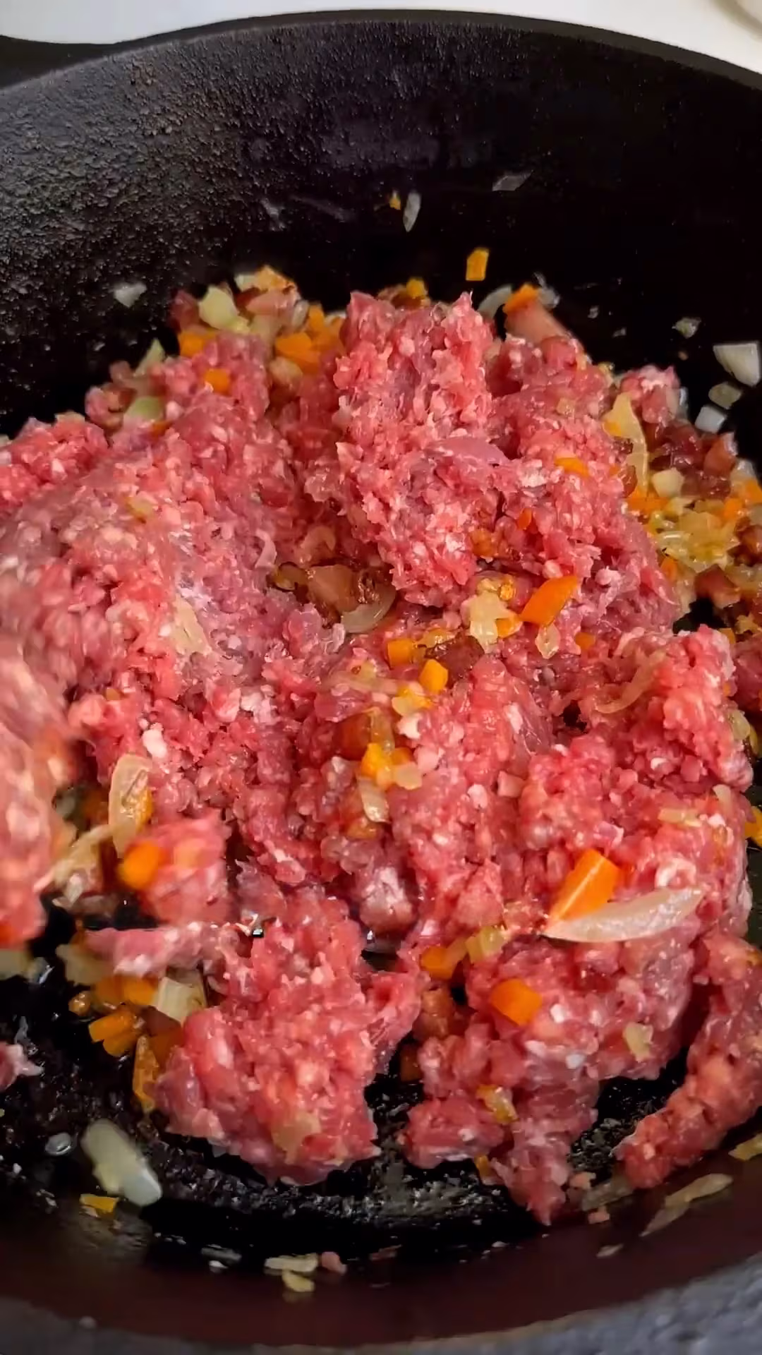 Agregar la carne picada a los vegetales y la panceta para hacer una salsa bolognese