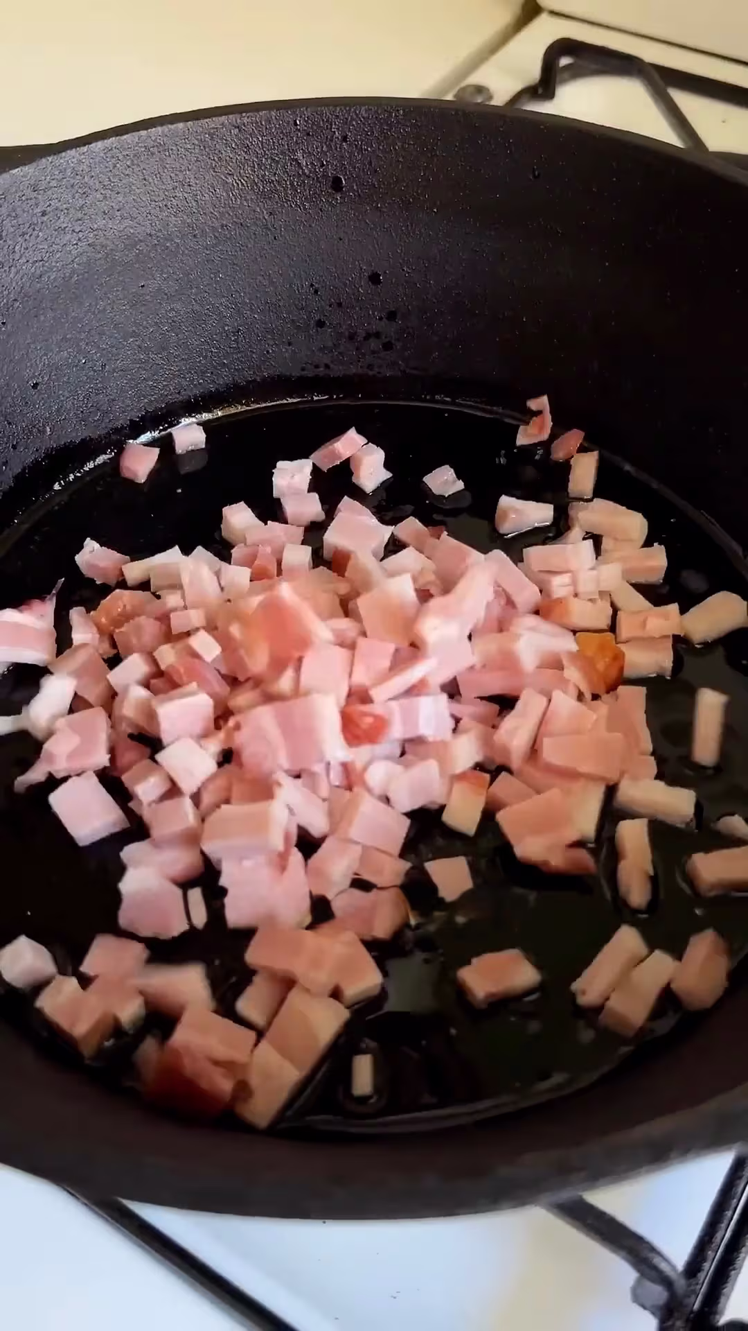 Dorando la panceta en aceite de oliva para preparar la salsa boloñesa