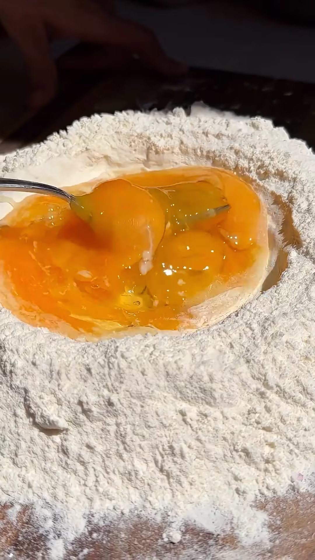 agregamos los huevos en el hueco de la harina para hacer pasta casera