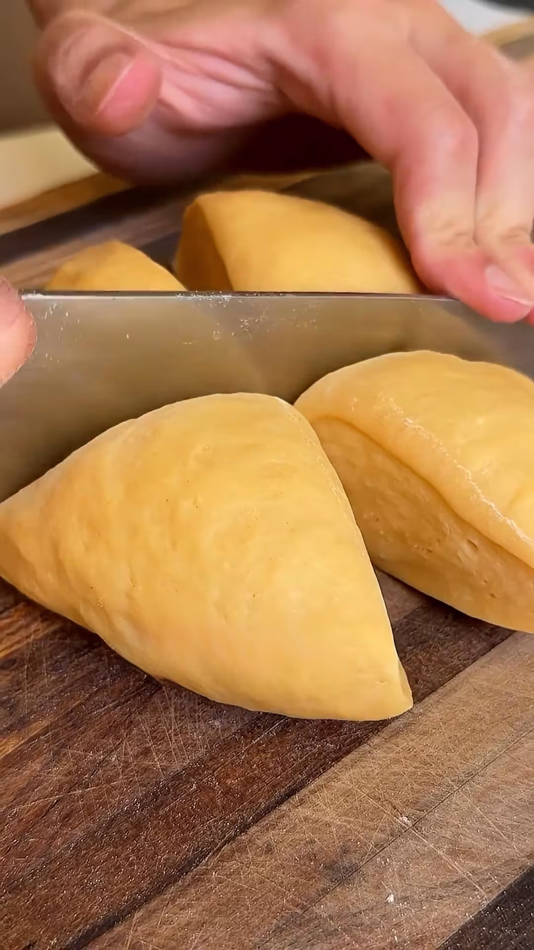 cortamos la masa para hacer pasta tagliatelle