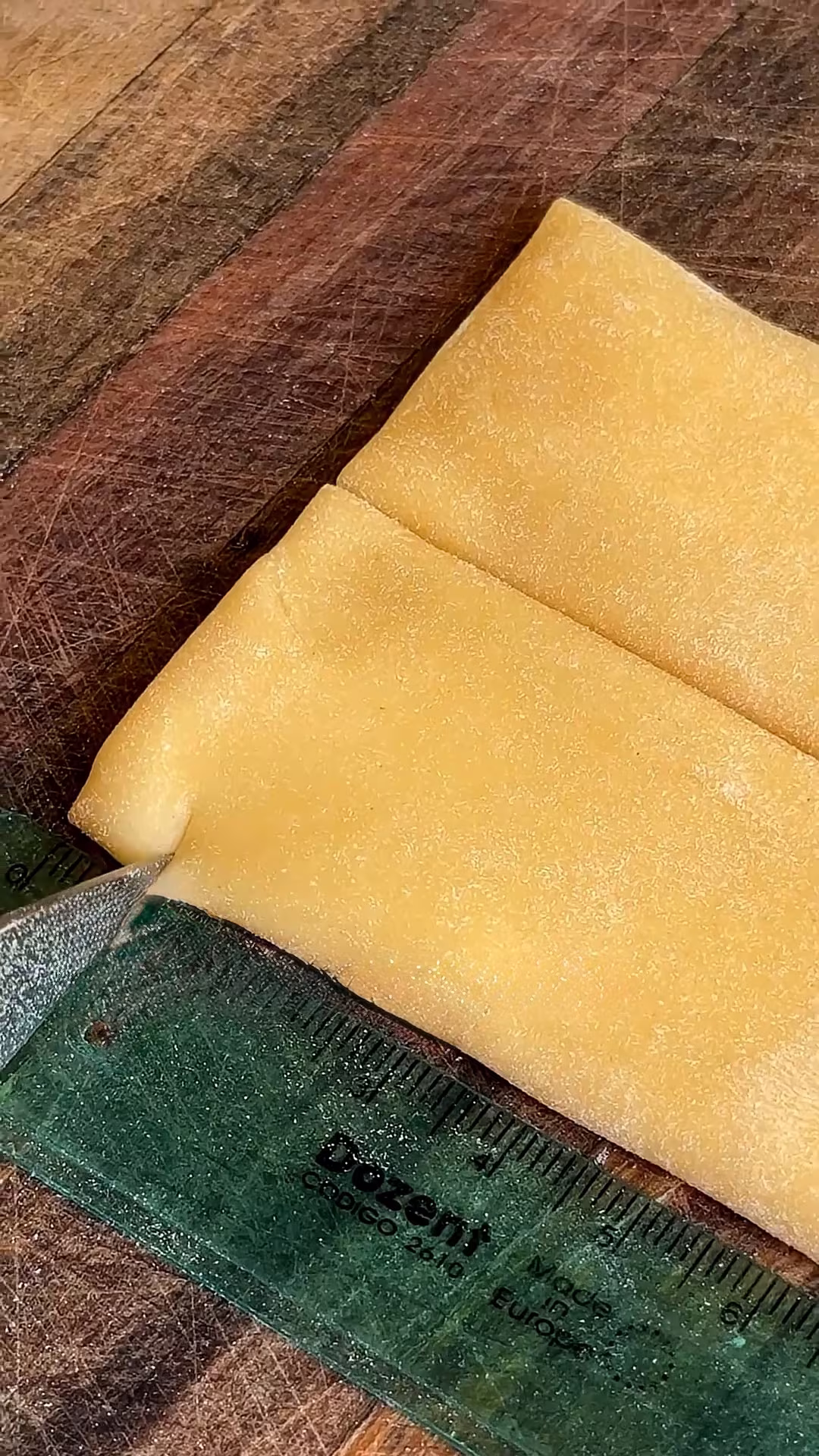 medimos la masa estirada para hacer pasta casera y hacemos el corte en 7 milimetros de ancho para los tagliatelle