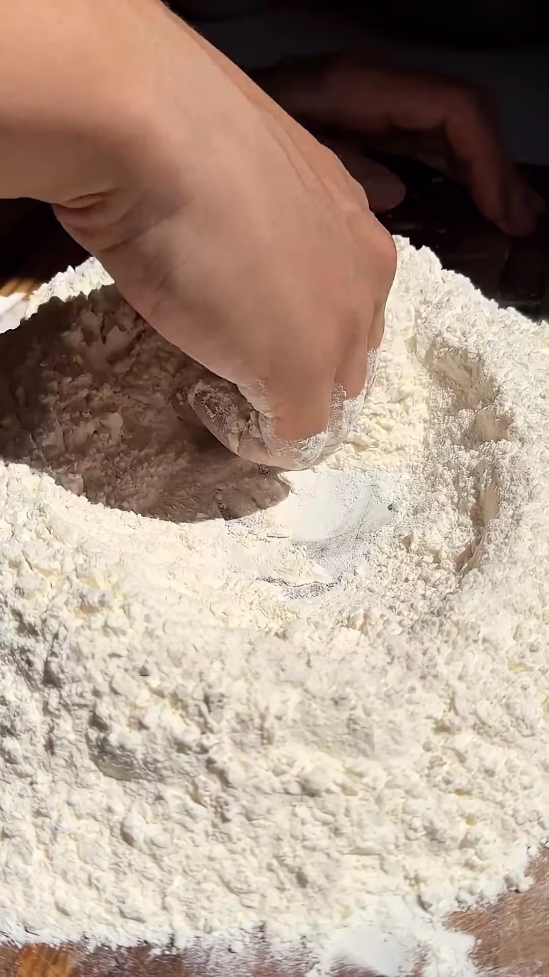 ponemos la harina en forma de volcan con un crater en el centro para hacer fideos caseros