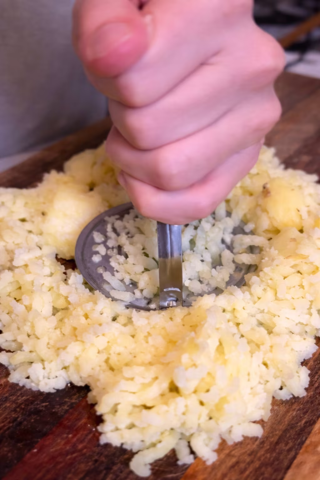 Para los ñoquis caseros hay que hacer un pure de papas, aplastarlas bien