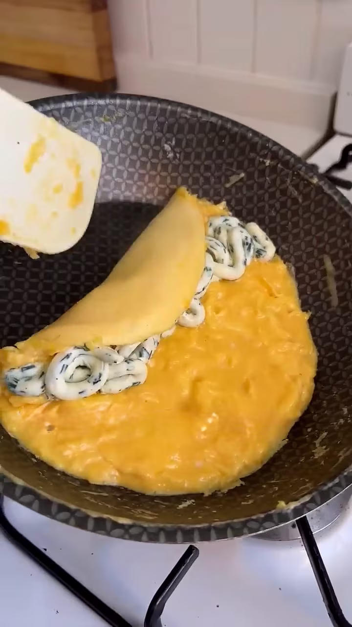 doblar sobre si mismo al omelette relleno para terminar de cocinarlo