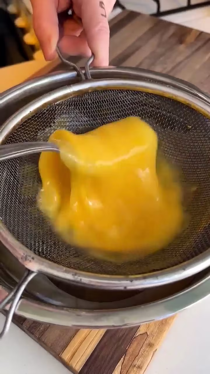 al batir rapidamente los huevos sobre un colador fino para hacer omelette va a ayudar a que salga esponjoso y sin grumos de huevo