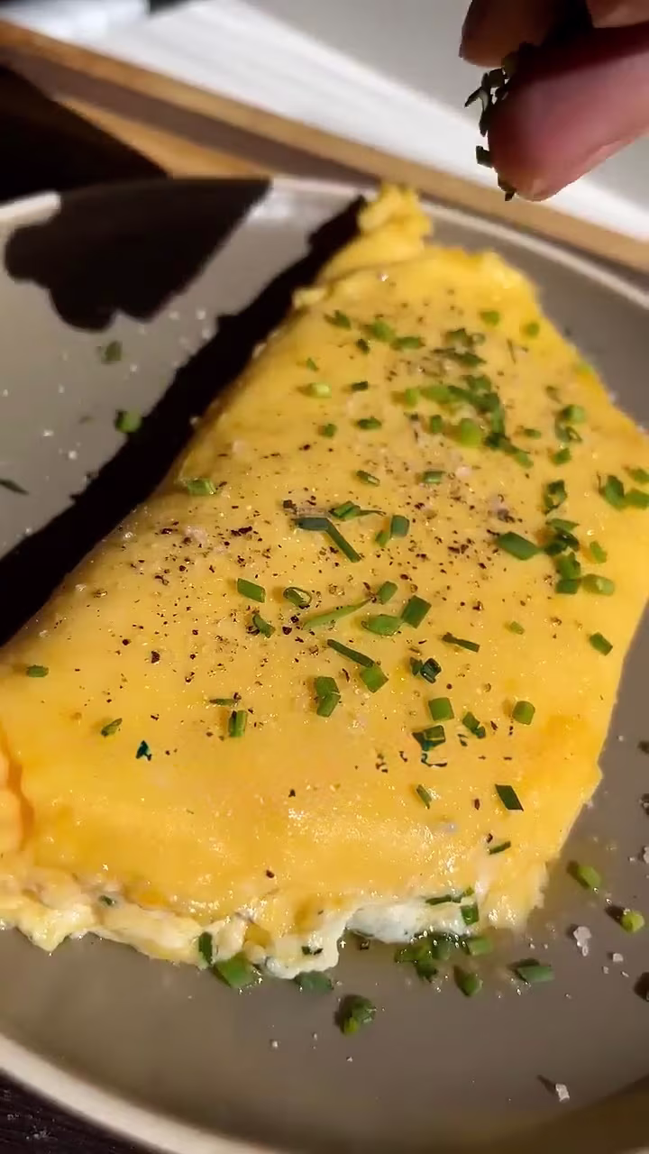 Omelette de huevo relleno con queso crema y ciboulette