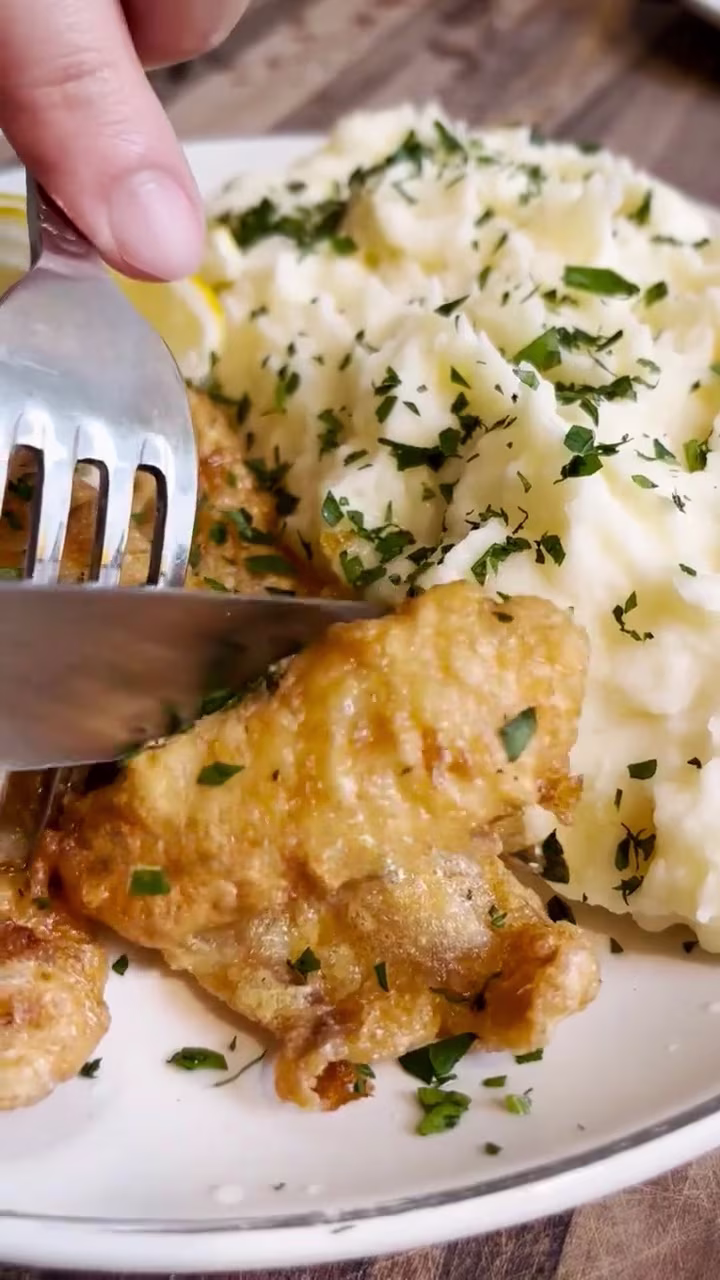 merluza a la romana frita con pure de papas