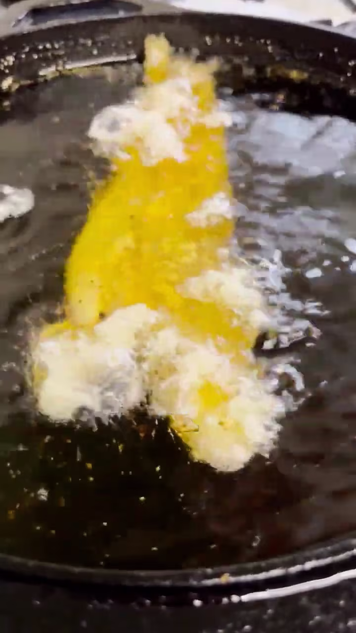 freir en abundante aceite el filet de merluza rebozada a la romana