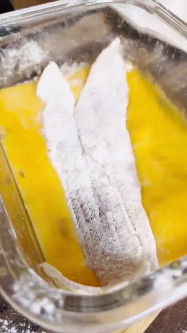 pasar por huevo el filet de merluza rebozado en harina