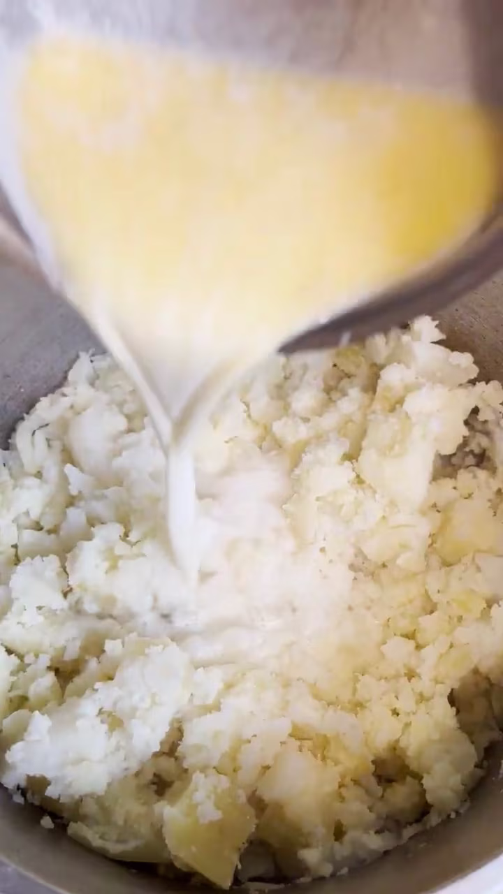 pisar el pure e incorporar de a poco la leche con manteca