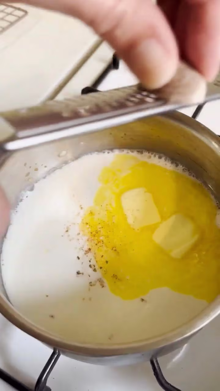 para el pure calentar leche con manteca y nuez moscada