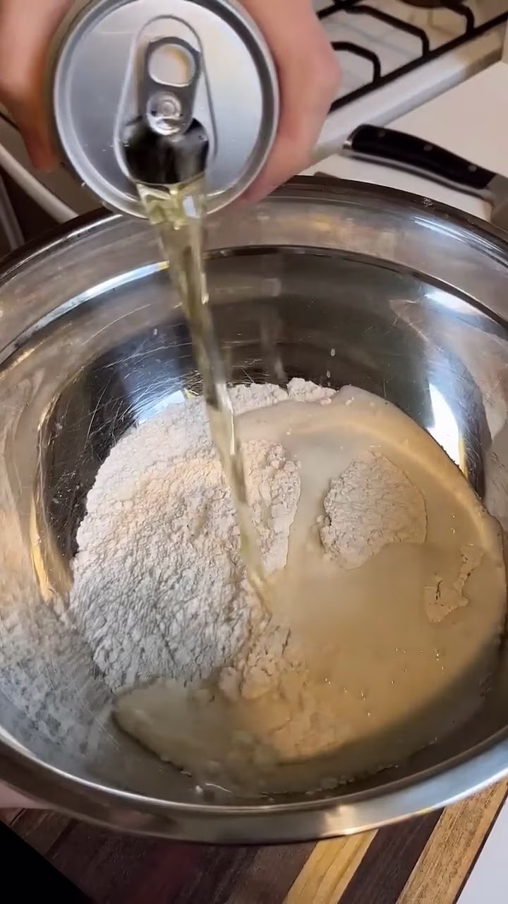 para los aros de cebolla fritos rebozarlos en una mezcla de harina y cerveza