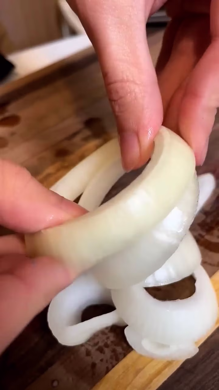 cortar la cebolla en aros de 1 cm para hacer aros de cebolla fritos