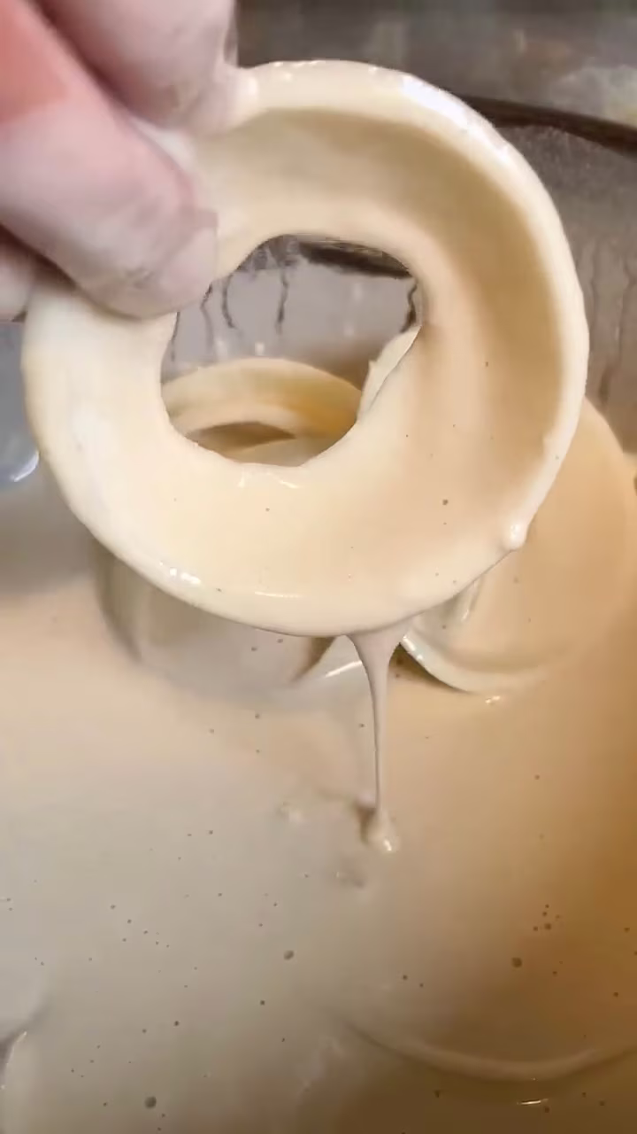 los aros de cebolla tienen que quedar bien untados en la mezcla para llevar a freir