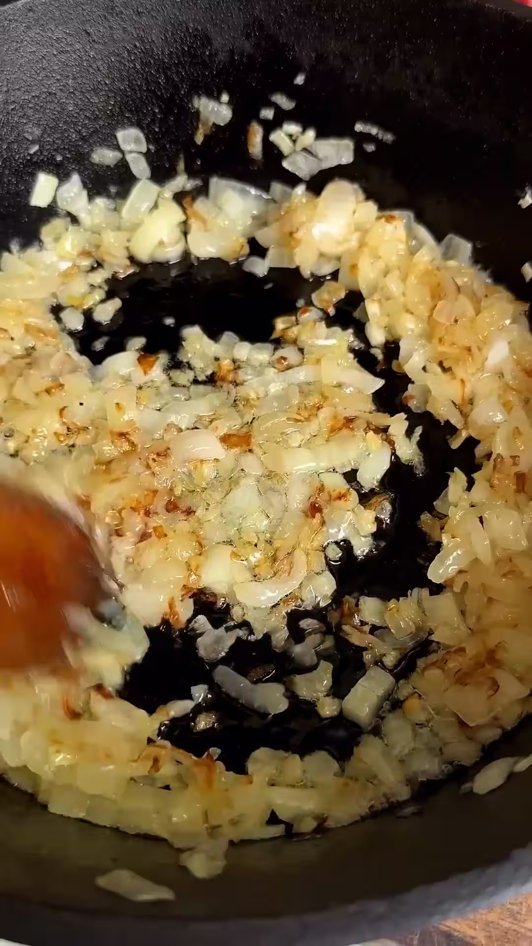 dorar la cebolla con manteca o grasa para preparar el goulash