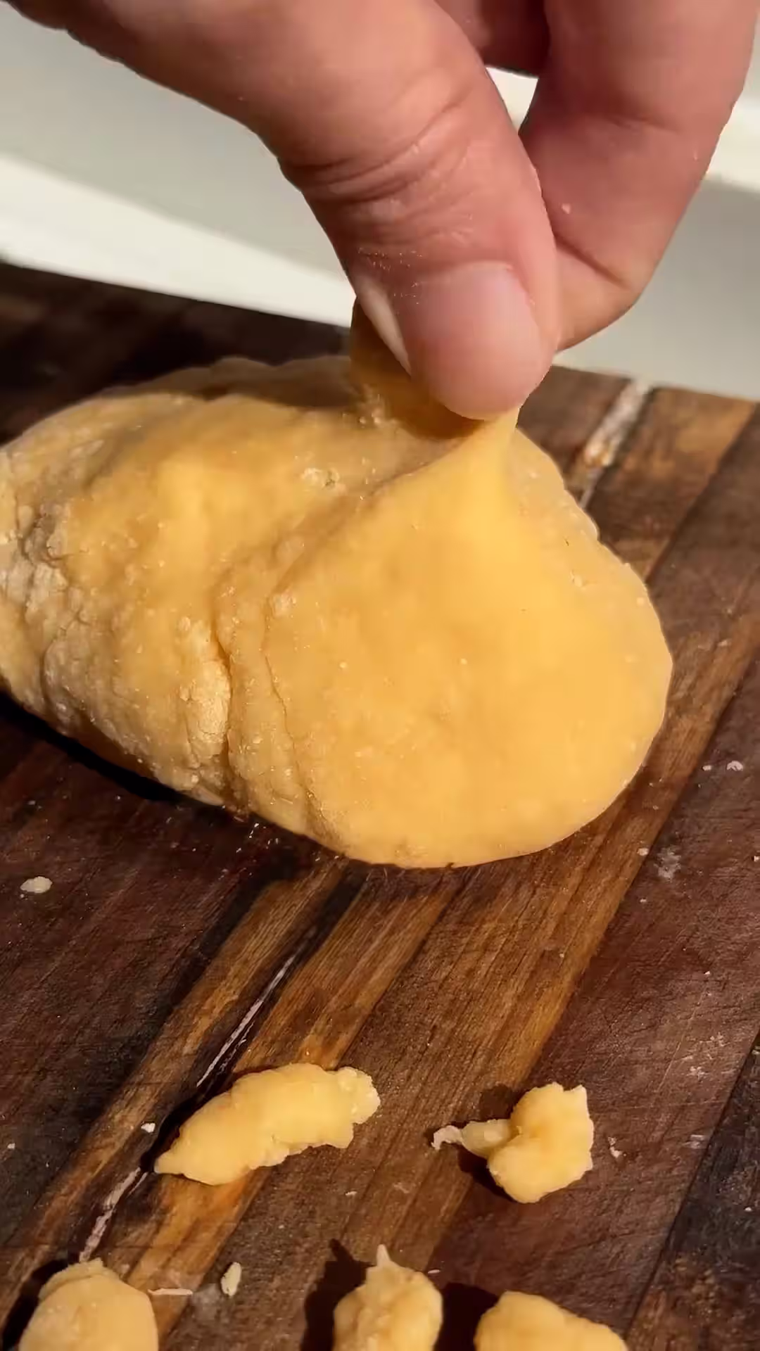la masa de los csipetke, pasta hungara, tiene que quedar firme, seca y amarilla. Pellizcar con los dedos para hacerlos.