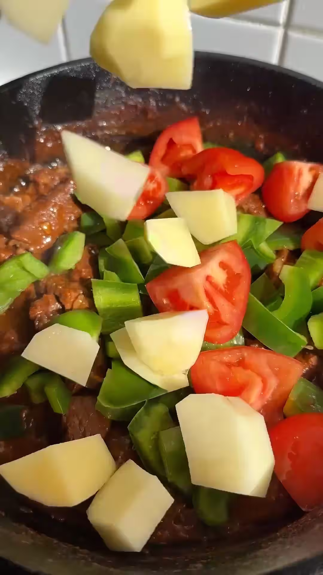 incorporar el morrón, tomate, y papa a la preparacion del goulash