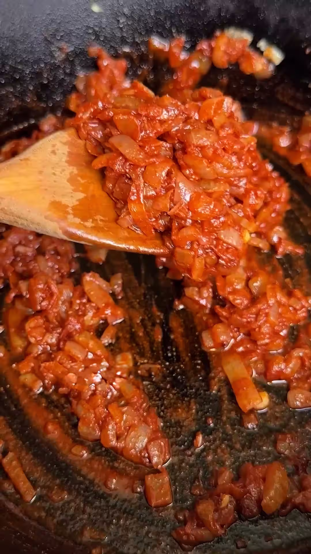 agregar paprika a la cebolla para hacer el goulash húngaro