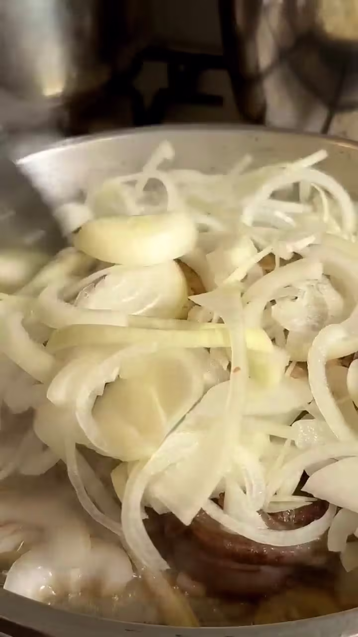 agregar cebolla cortada en tiras a la sarten junto con el osobuco