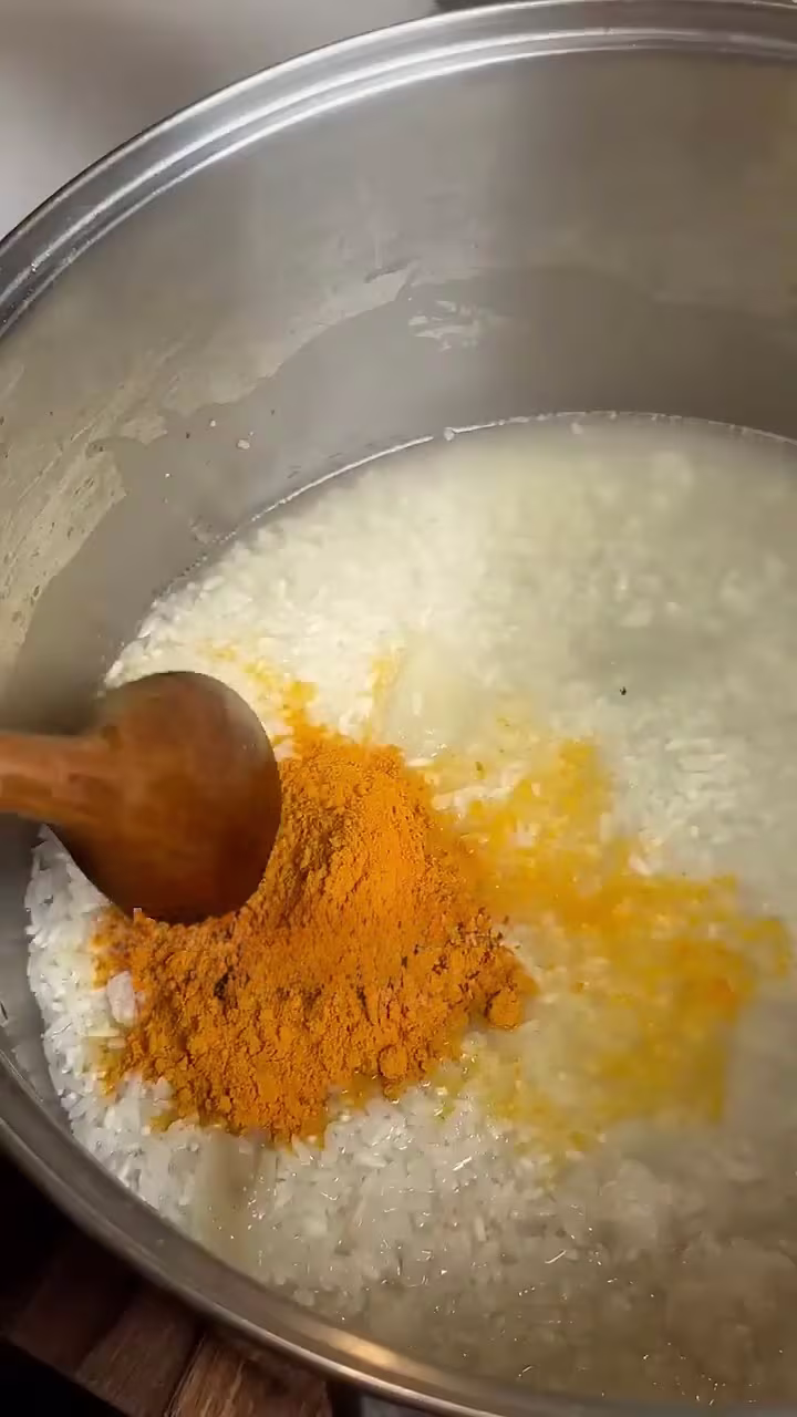 para el risotto poner el arroz en una olla, cubrir con caldo, y agregar curcuma. Ir mezclando hasta ver que se cocina, brilla y se pone cremoso