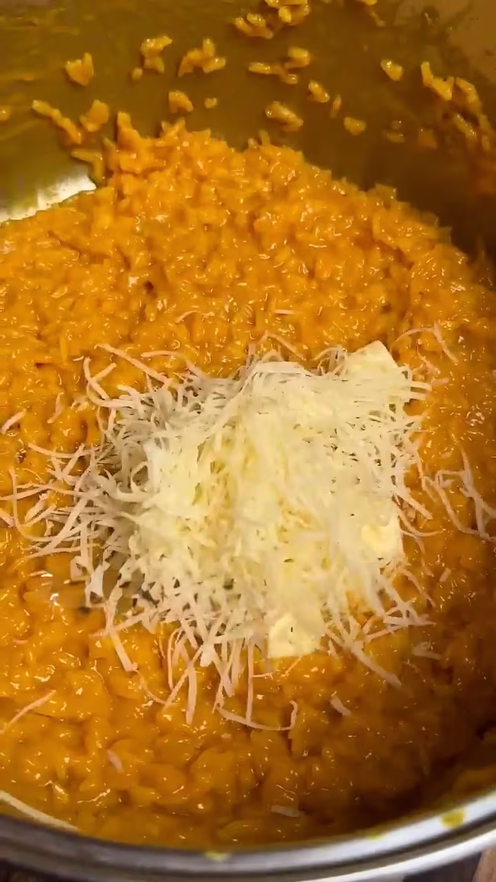 agregar al arroz del risotto la manteca y el queso y mezclar