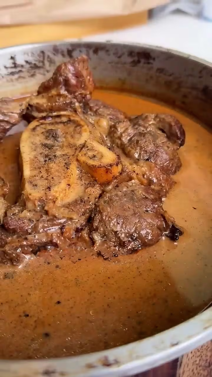 agregar caldo a la sarten con el osobuco y cebolla. Tapar hasta cubrir y cocinar por 2 horas.