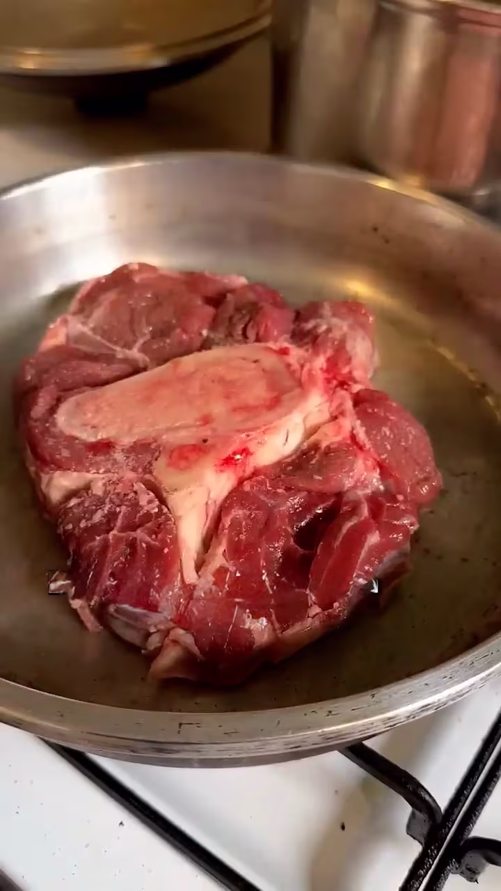 dorar la carne de osobuco en una sarten
