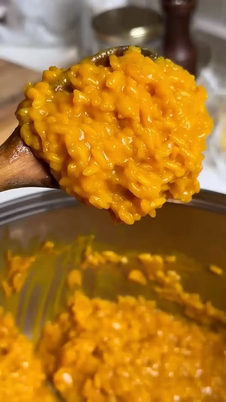 tiene que quedar un arroz cremoso, amarillo, y super brilloso. Que se te pega a la cuchara y no se cae facilmente.