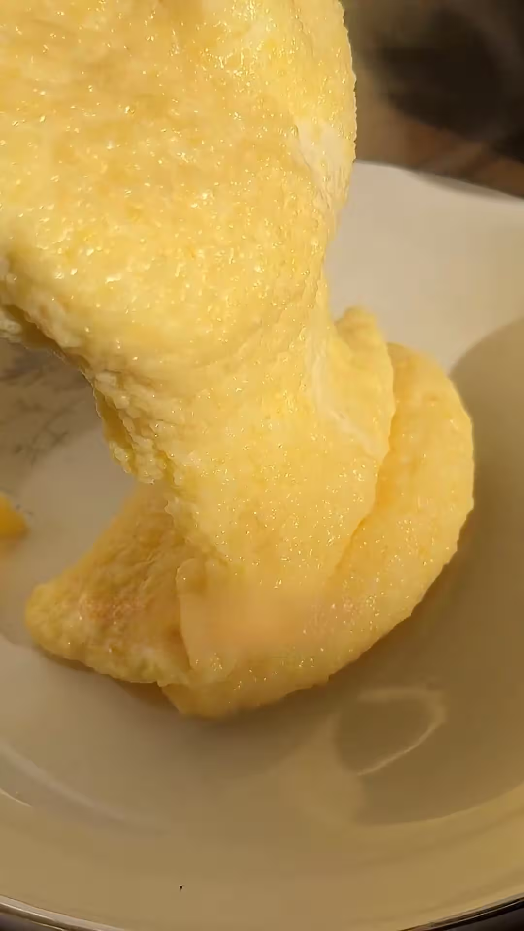 servir la polenta cremosa en un plato hondo