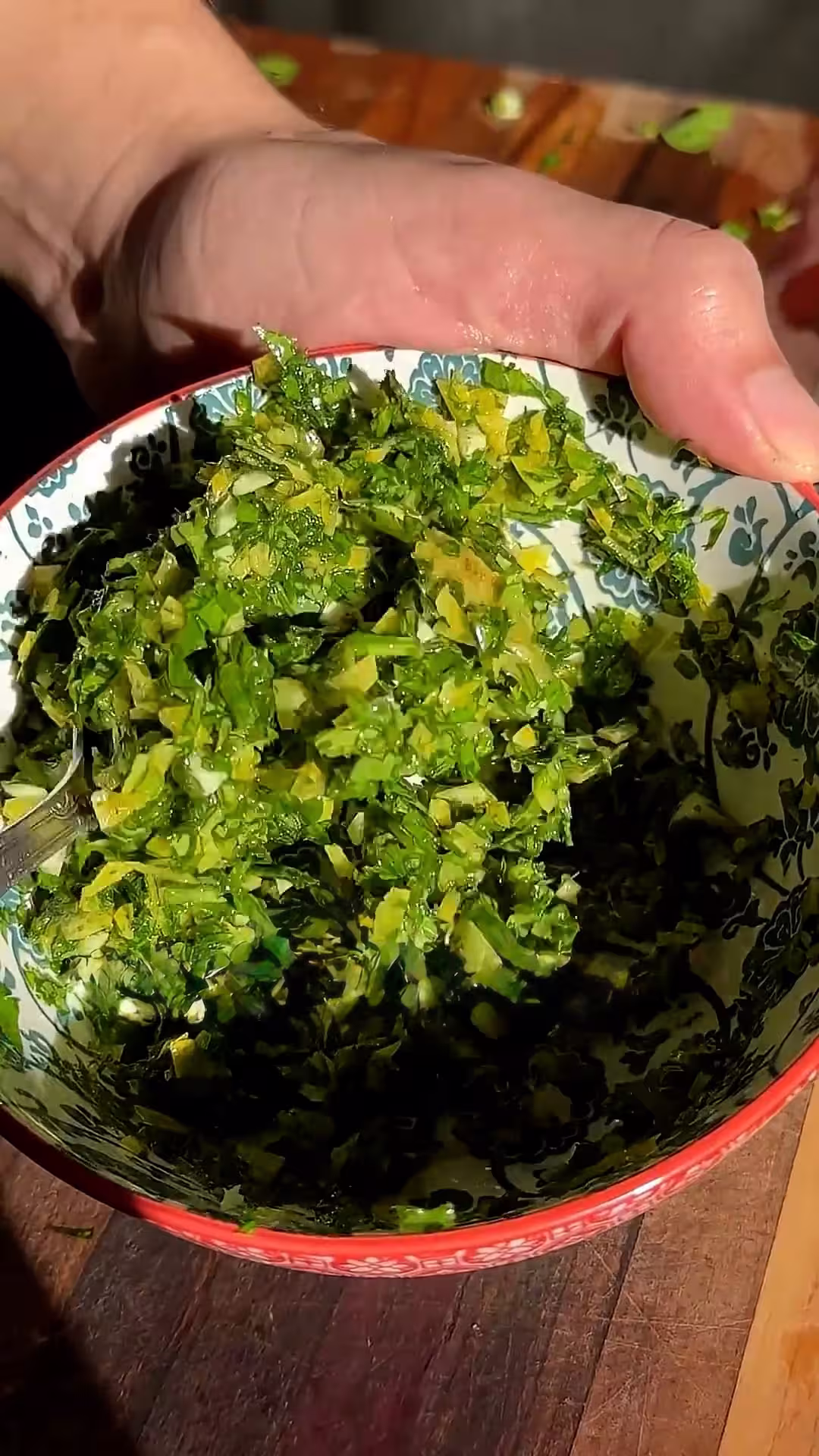 mezclar la gremolata con el aceite y el jugo de limon