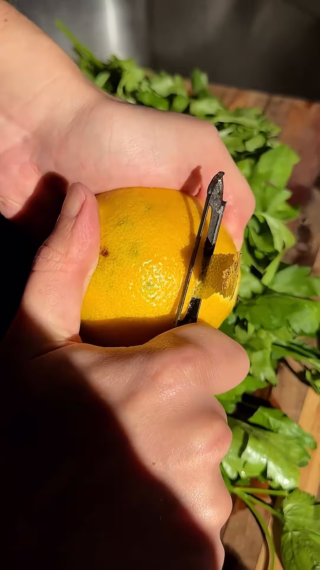 Pelar el limon para usar la cascara para la salsa gremolata