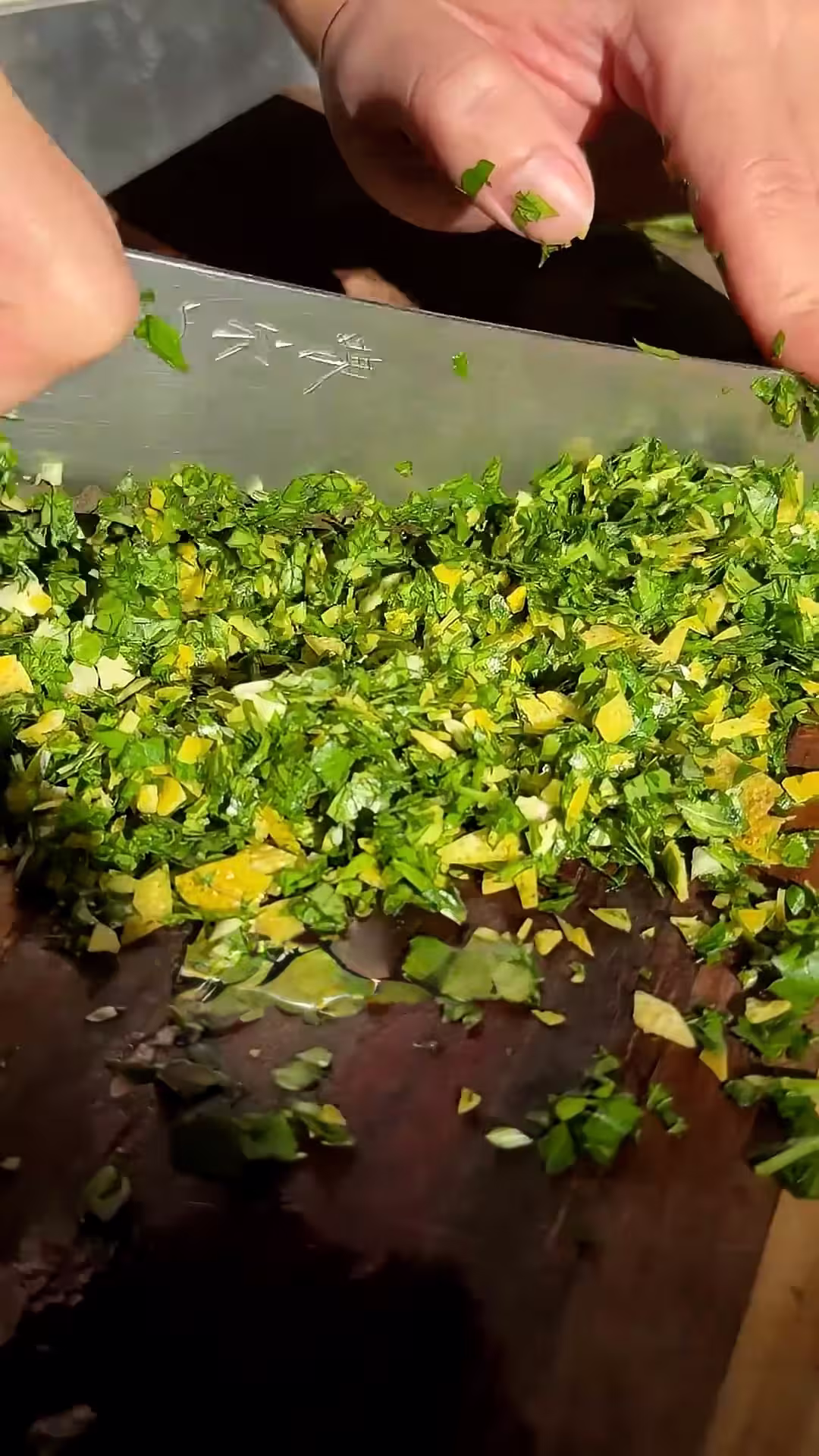 picar el perejil, el ajo y la cascara de limon para la gremolata