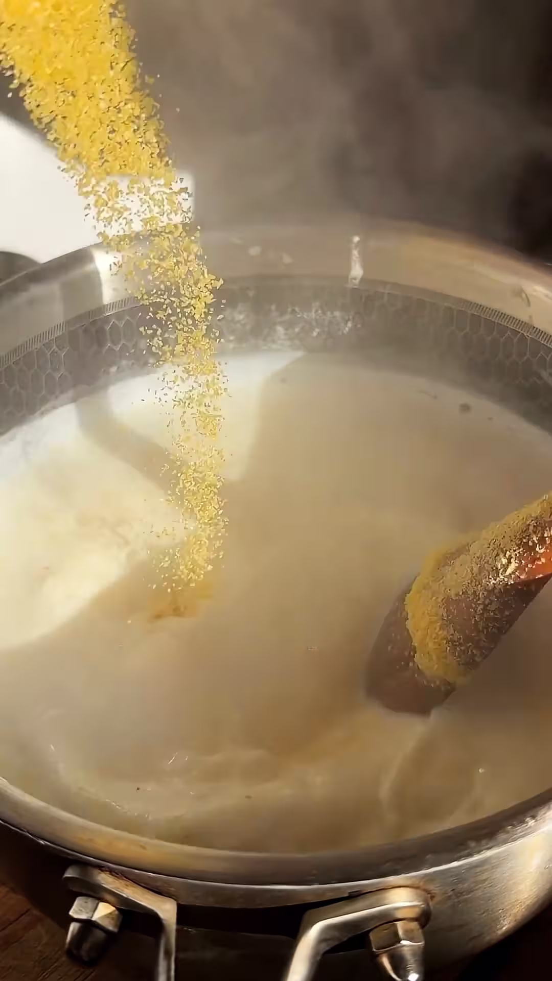 para hacer la polenta hervir leche y tirar la polenta como lluvia mientras mezclas