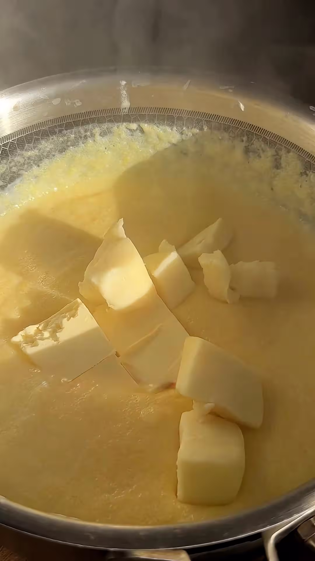 cuando la polenta tome consistencia espesa incorporar queso y manteca