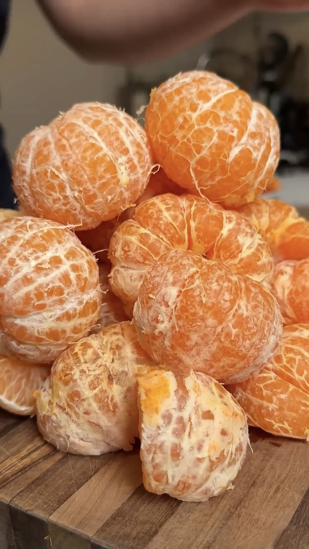 pelamos los 2kg de mandarina para meter a la licuadora para hacer el jugo de fruta