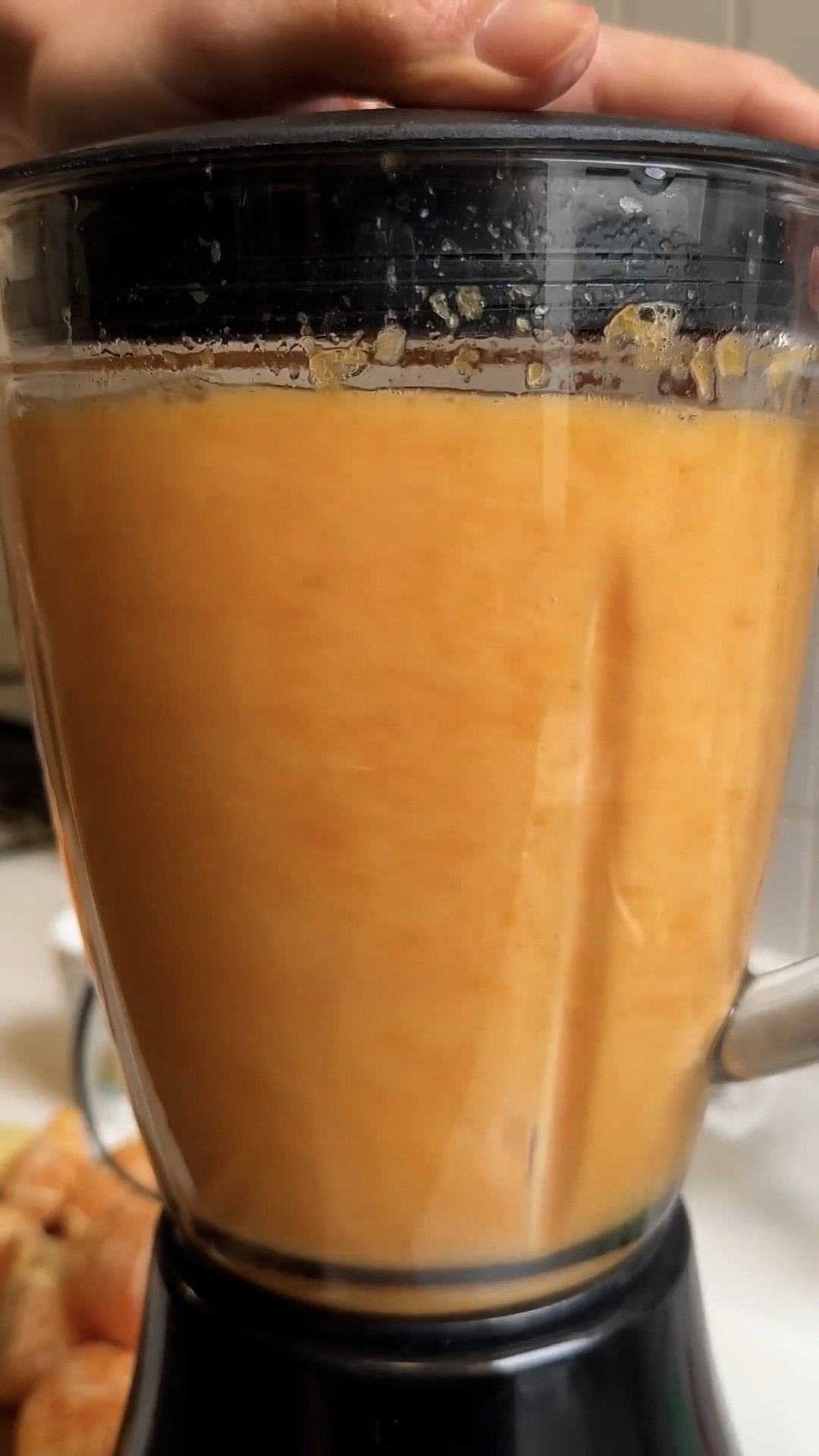 licuamos las mandarinas para hacer el jugo de mandarina y luego lo colamos para separar la pulpa