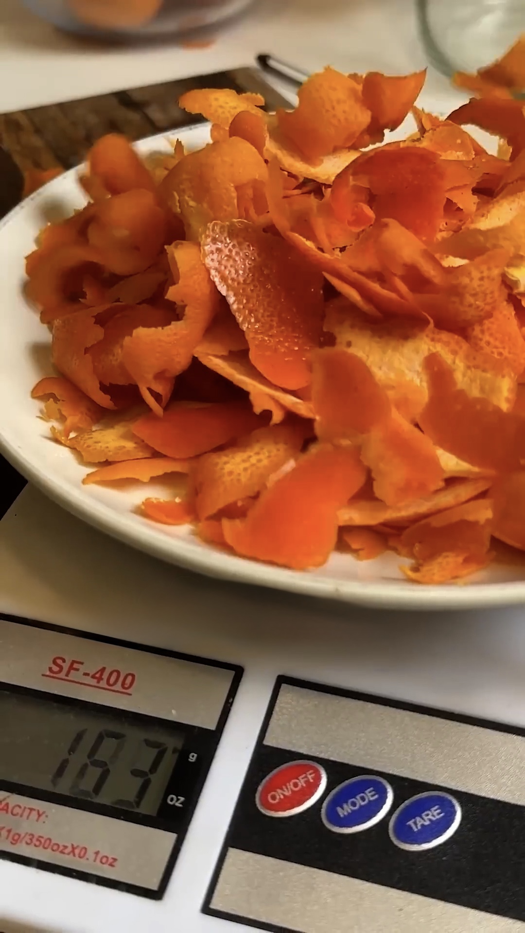 pesamos todas las cascaras de mandarina para el jugo natural concentrado